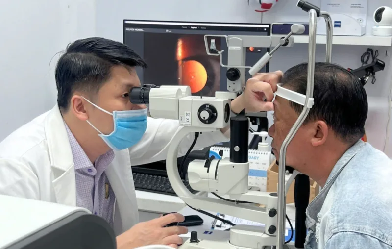 kiểm tra trước khi khám mắt