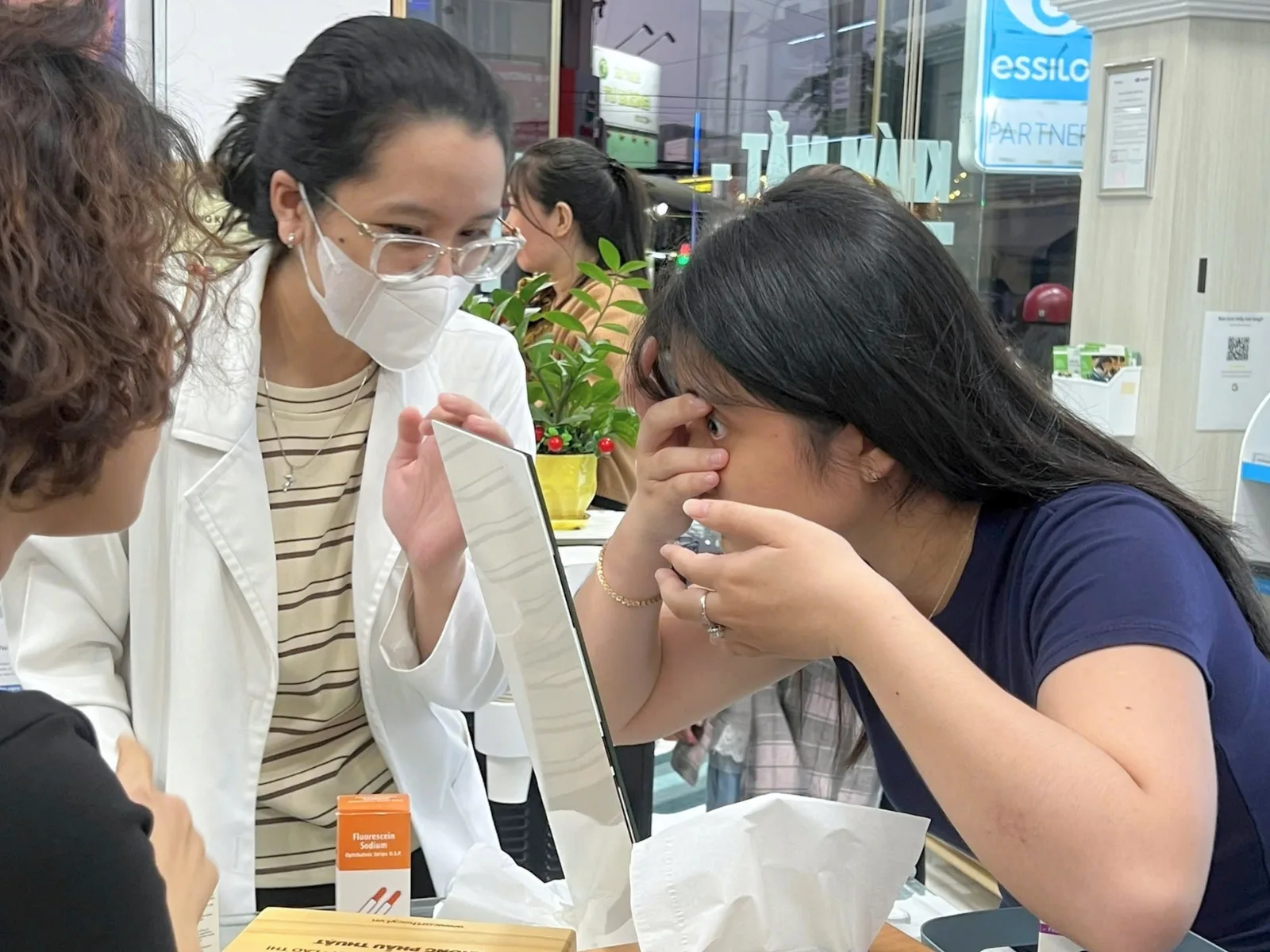 Hướng dẫn tập đeo và tháo kính trong quy trình đeo kính Ortho-K