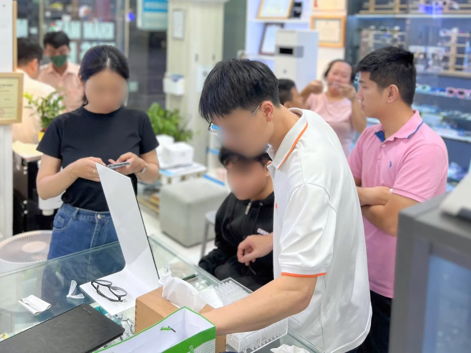 Quy trình đeo kính Ortho-K từ khám mắt đến tái khám tại Bến Tre