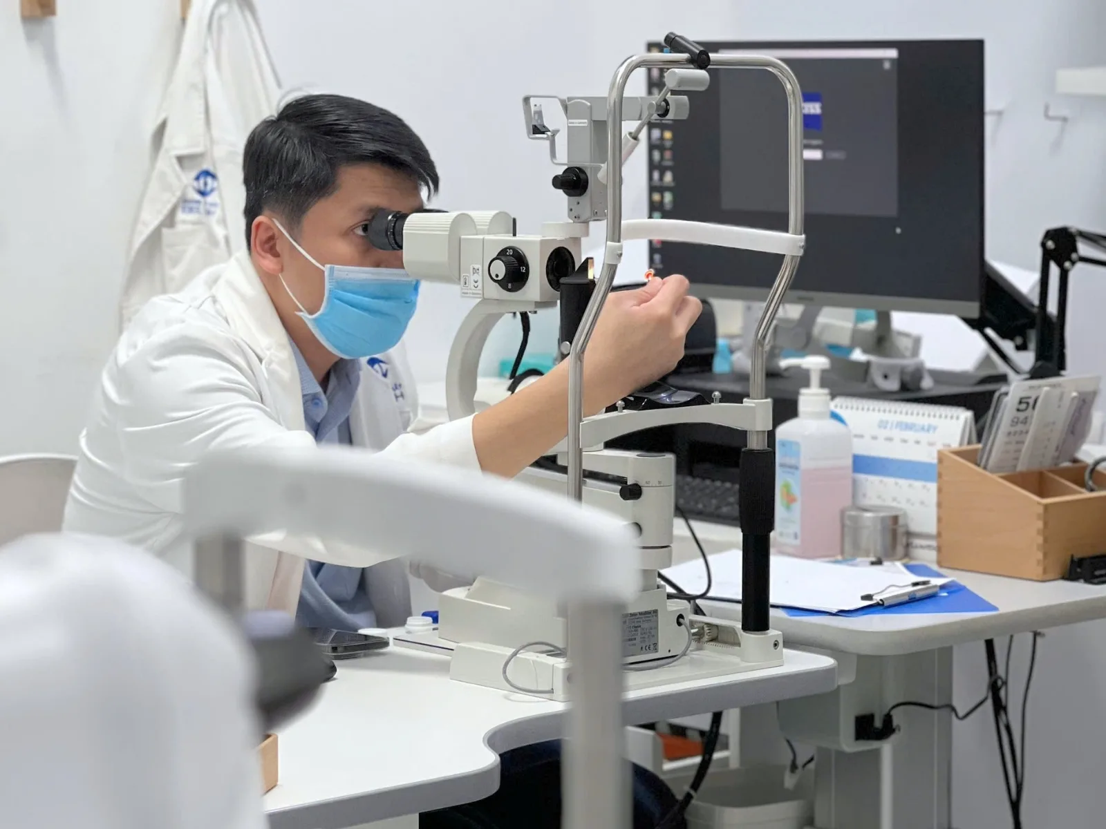 Tái khám Ortho-K sau khi trẻ đeo kính ban đêm