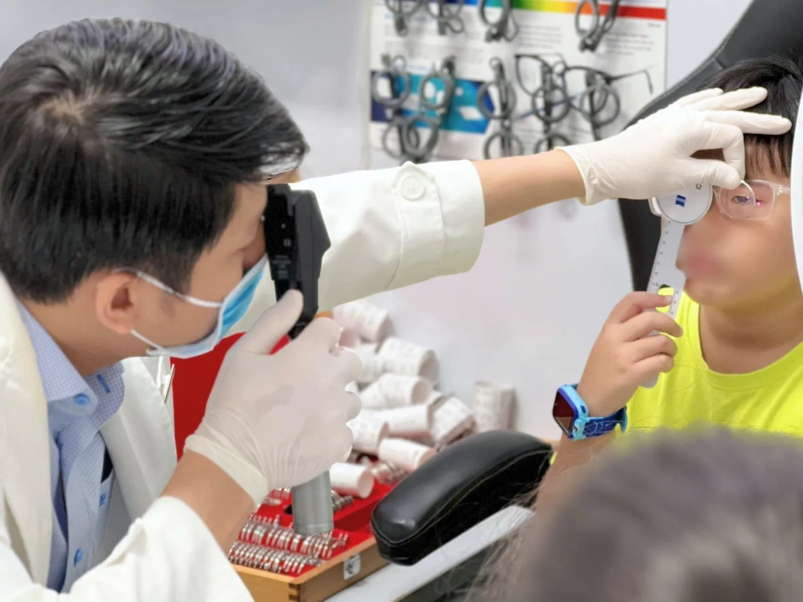 Khám và đo tật khúc xạ tại Phòng khám mắt BS Minh Bến Tre