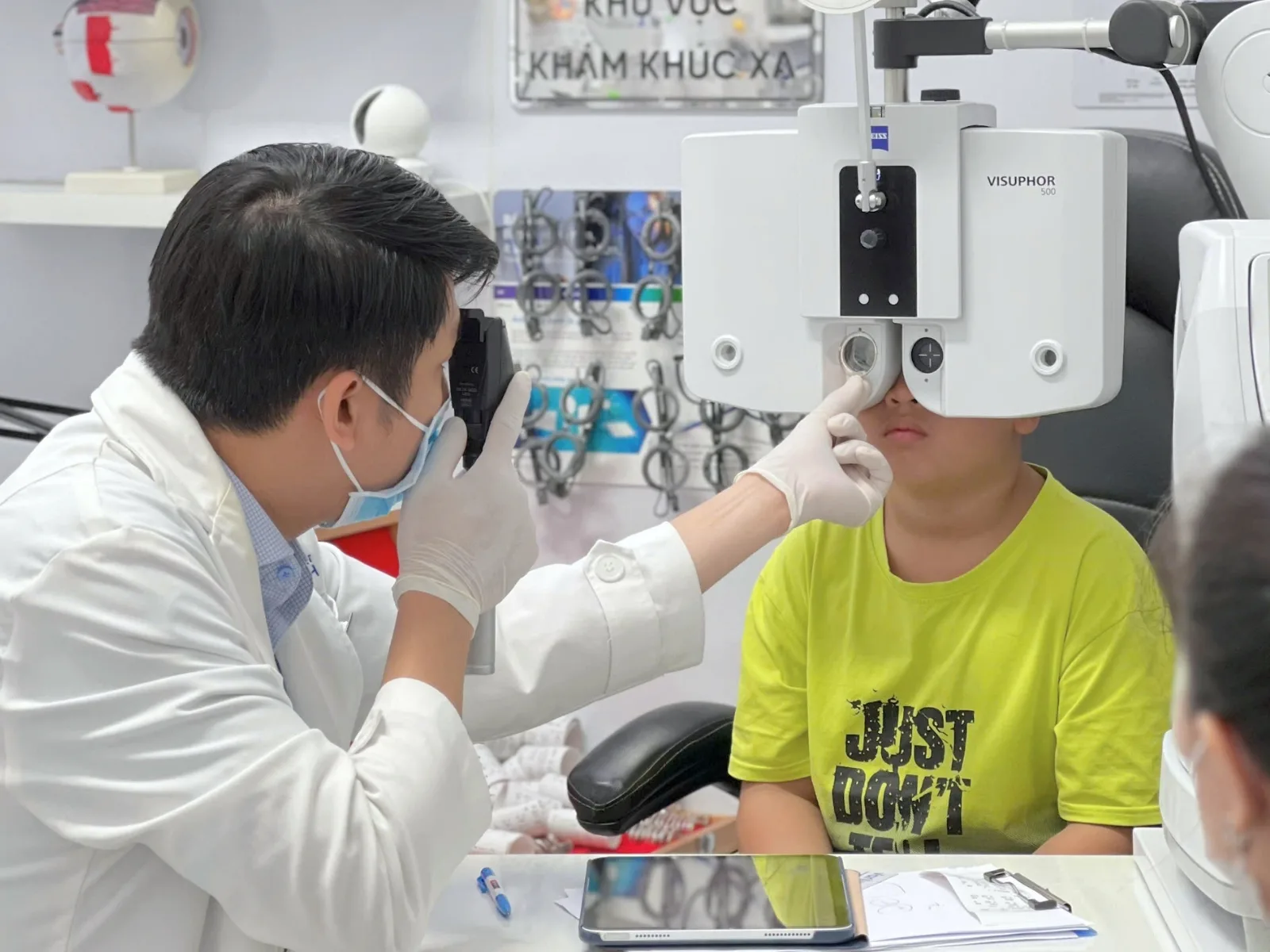 Đo khúc xạ cho trẻ để theo dõi hiệu quả kính kiểm soát cận thị tại Bến Tre