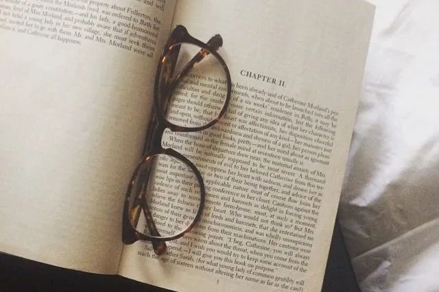 Kính đọc sách sai độ có gây nhức mắt không?