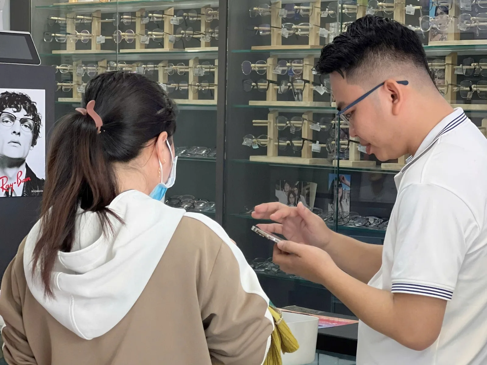 Khi nào cần đo lại kính đang đeo