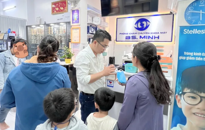 phòng khám mắt khác cửa hàng kính