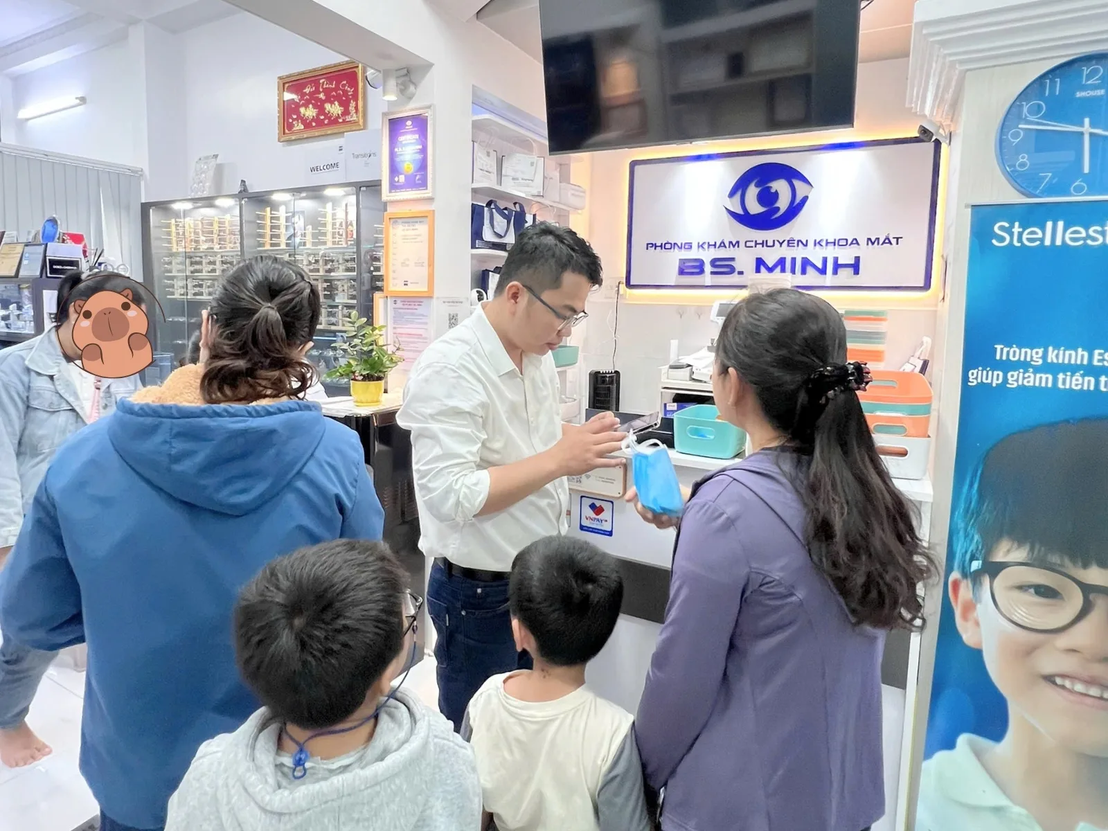 phòng khám mắt khác cửa hàng kính