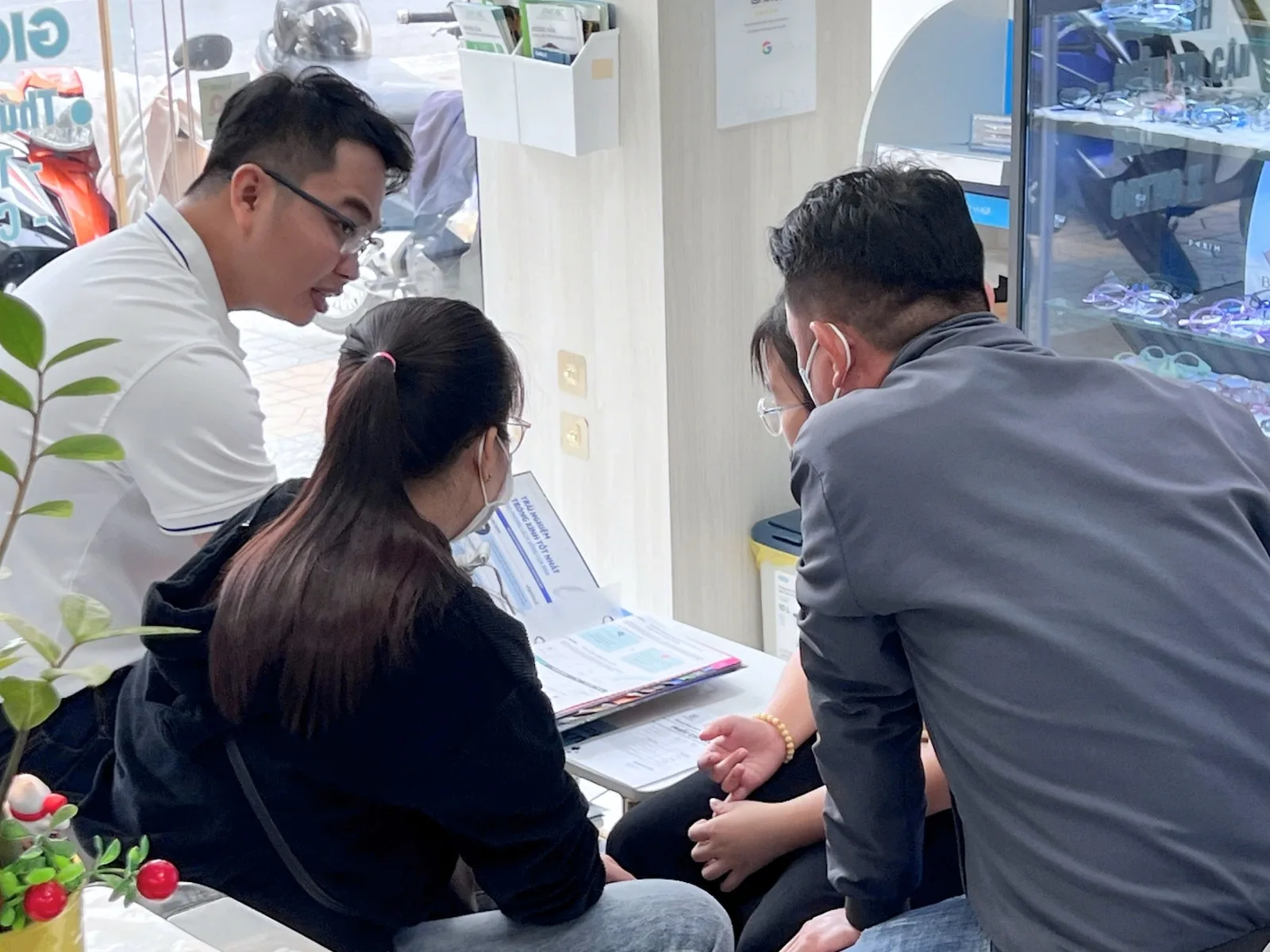 Phòng khám mắt BS Minh tư vấn tật khúc xạ tại Bến Tre