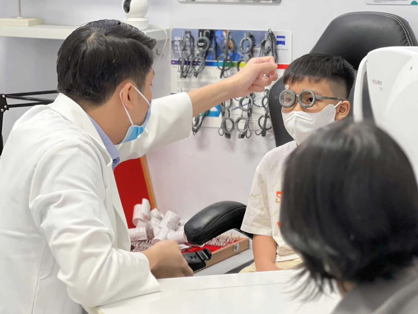 Bác sĩ tư vấn Ortho-K bao nhiêu tiền cho phụ huynh tại Bến Tre