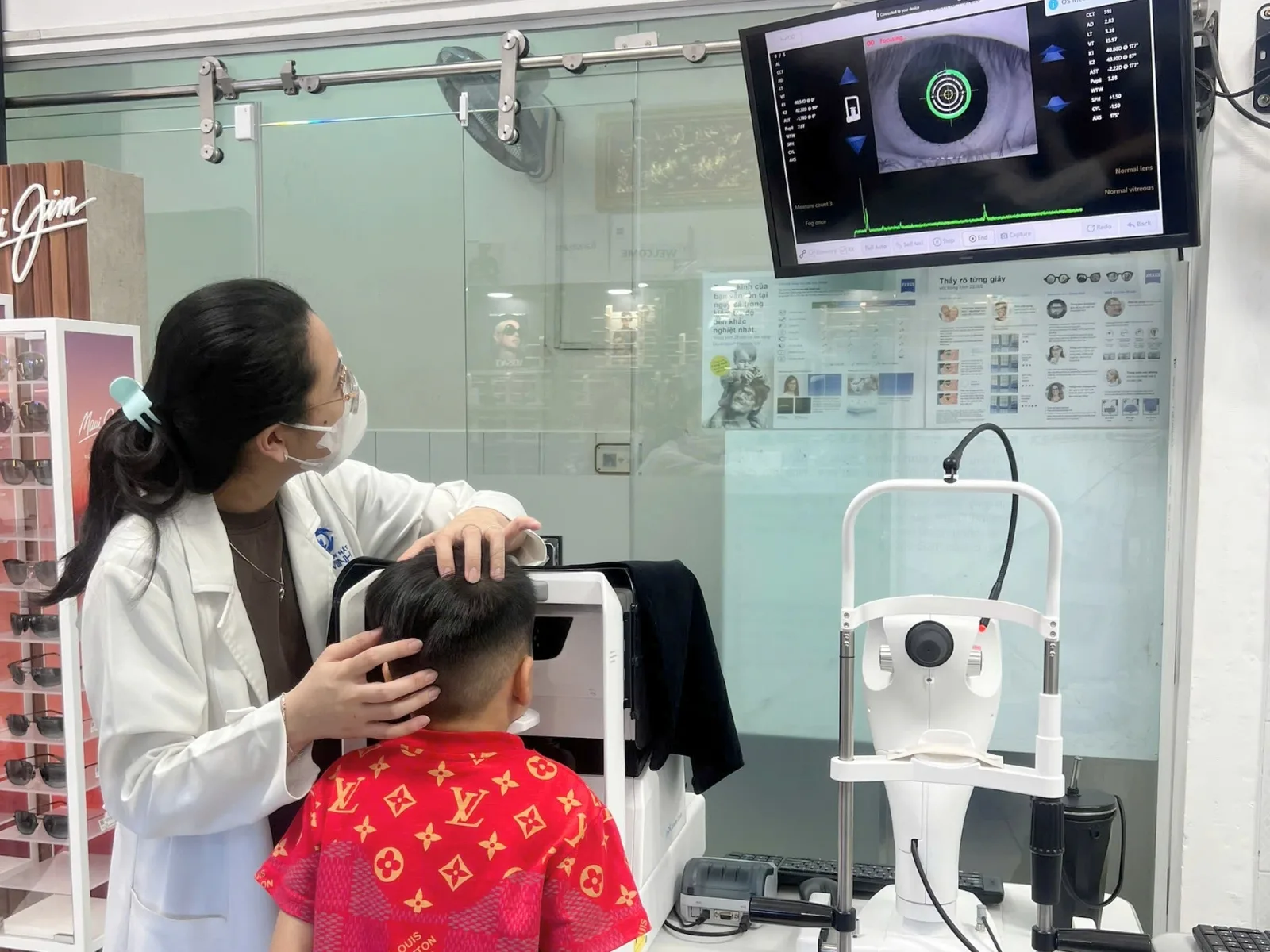 Đo bản đồ giác mạc trước khi làm kính Ortho-K tại Bến Tre
