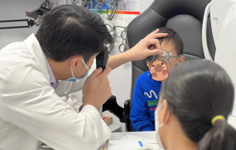 Trẻ em cắt kính cận tại Bến Tre cần đo mắt kỹ và theo dõi tiến triển cận thị