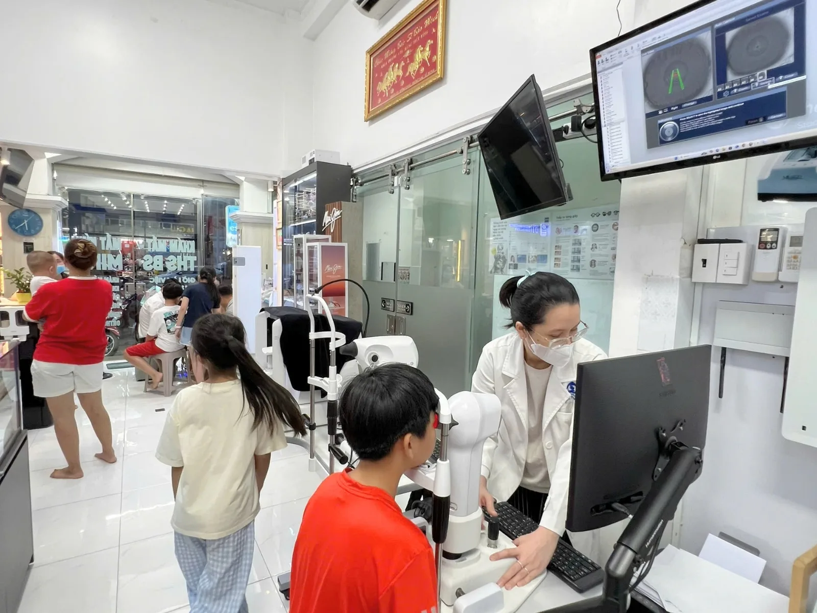 Đeo kính sai độ có gây tăng cận không