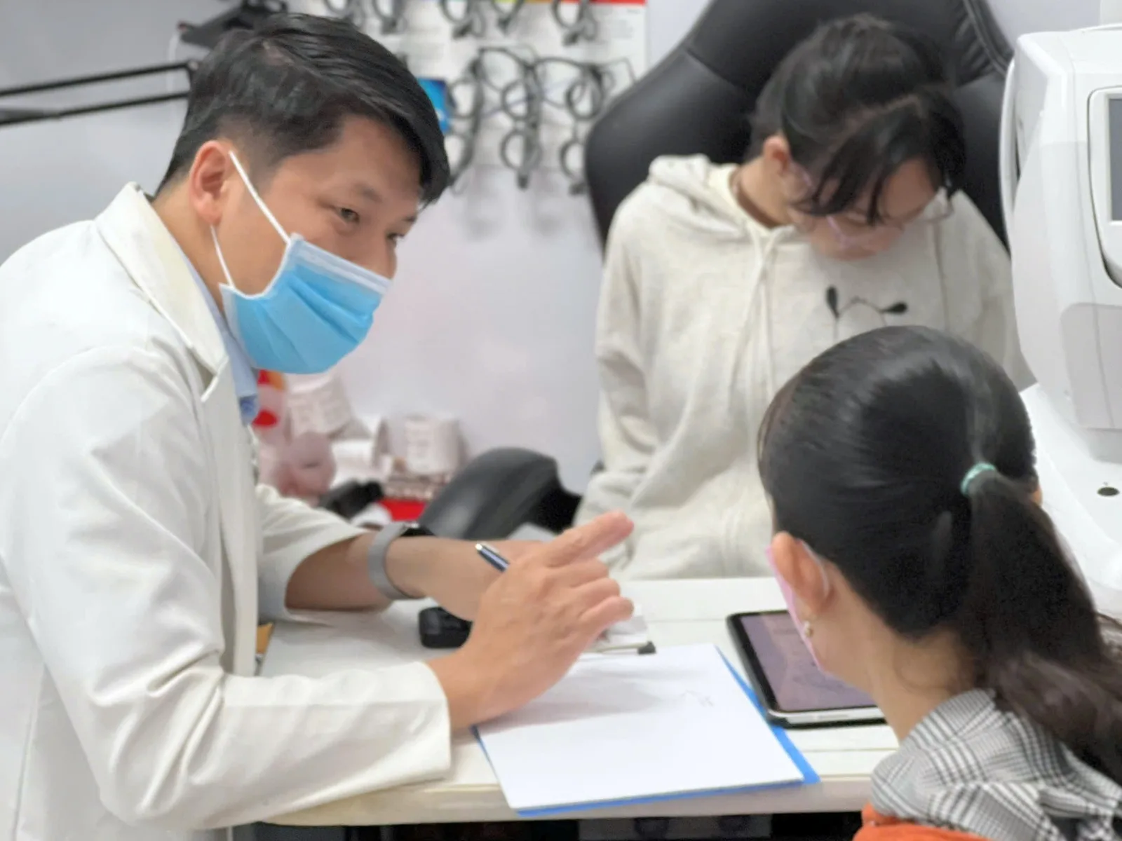Khám mắt trẻ em cận thị tại Bến Tre