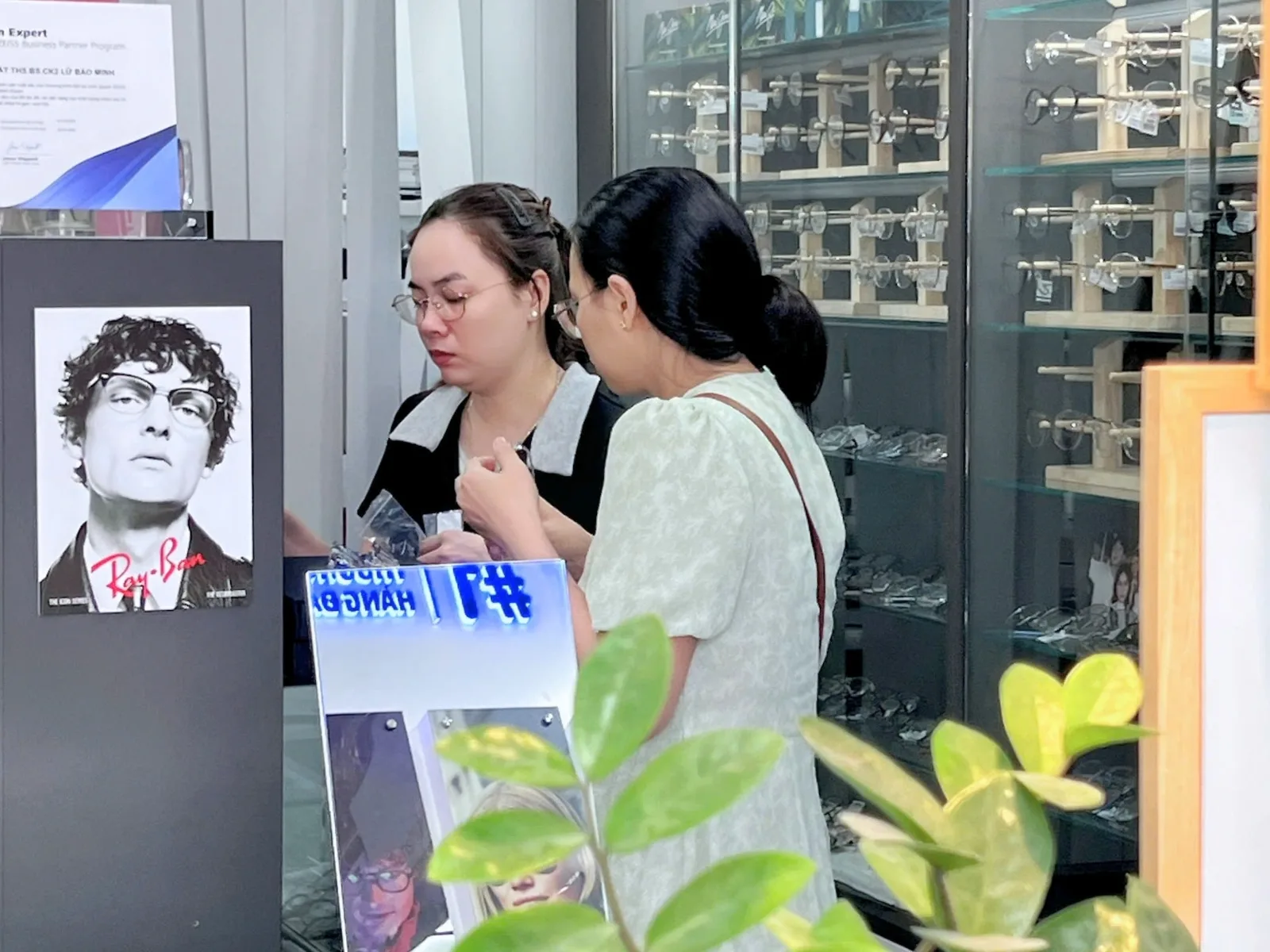 Tư vấn kính sau khi khám mắt ngoài giờ tại Bến Tre