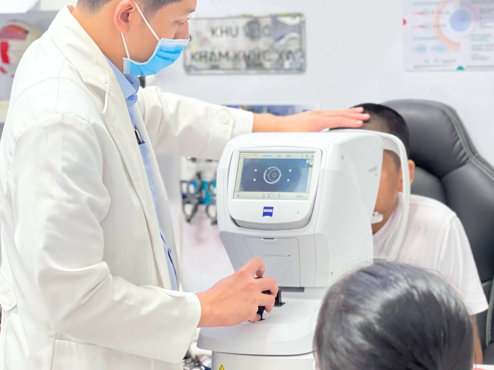 Đeo kính thiếu độ có tốt cho trẻ cận thị không?
