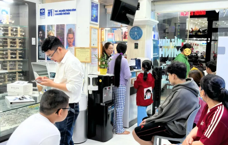 Khám mắt cho người ở Ba Tri