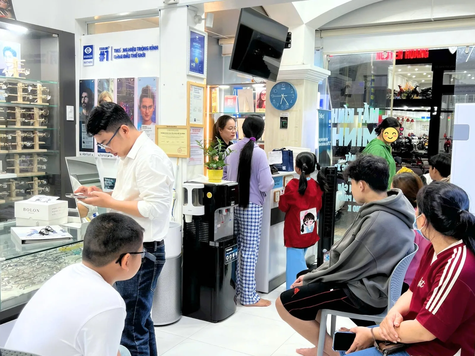 Khám mắt cho người ở Ba Tri
