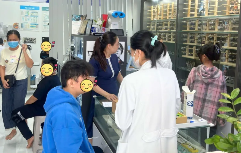 Đeo kính nhiều có làm tăng độ không? Bác sĩ giải đáp