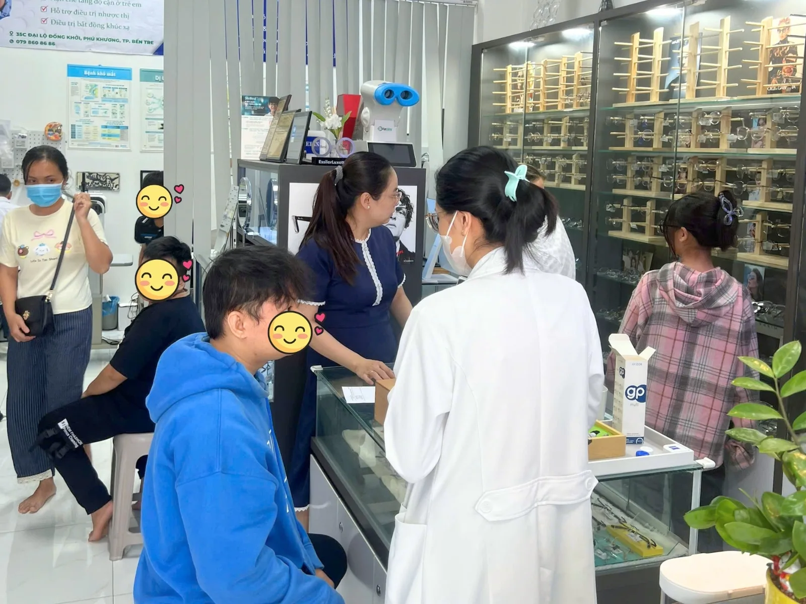 Đeo kính nhiều có làm tăng độ không? Bác sĩ giải đáp