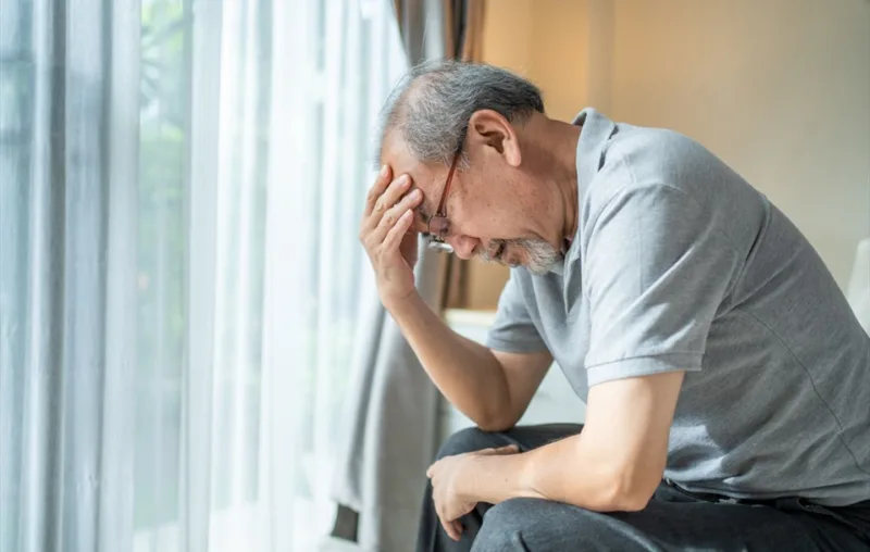 Đau đầu khi đọc sách sau 40 tuổi có phải lão thị không?