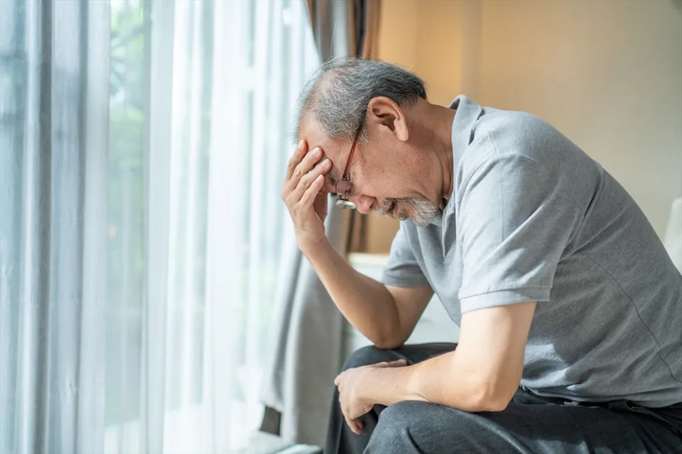 Đau đầu khi đọc sách sau 40 tuổi có phải lão thị không?