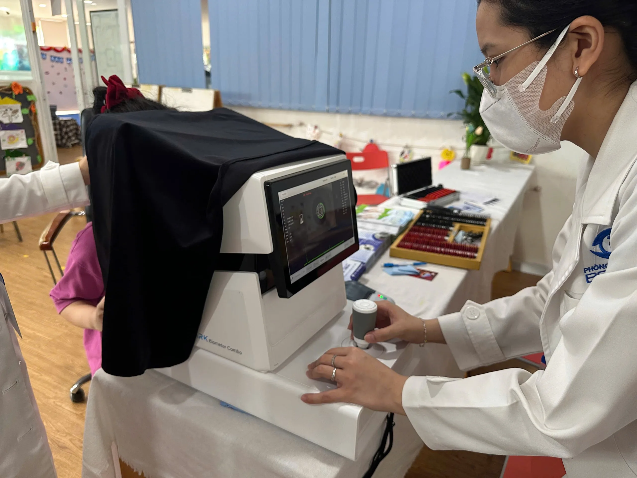 Kính kiểm soát cận thị cần đo trục nhãn cầu định kỳ không?