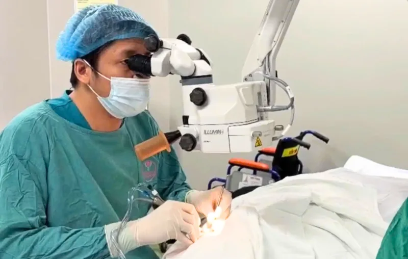 Sau mổ đục thủy tinh thể có cần đeo kính không?
