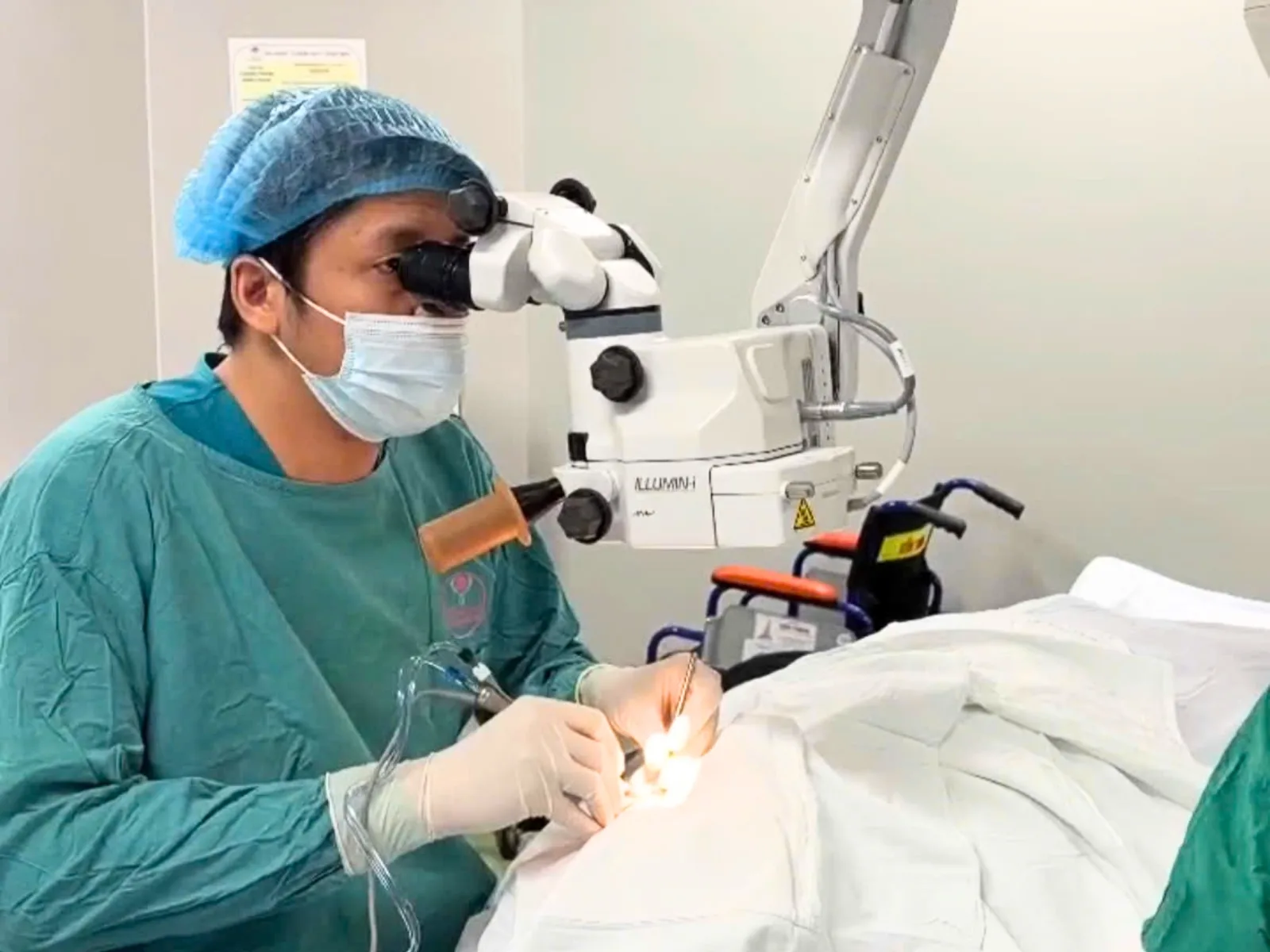 Sau mổ đục thủy tinh thể có cần đeo kính không?