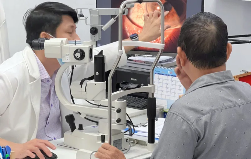 Mắt cộm như có cát nguyên nhân và cách xử trí