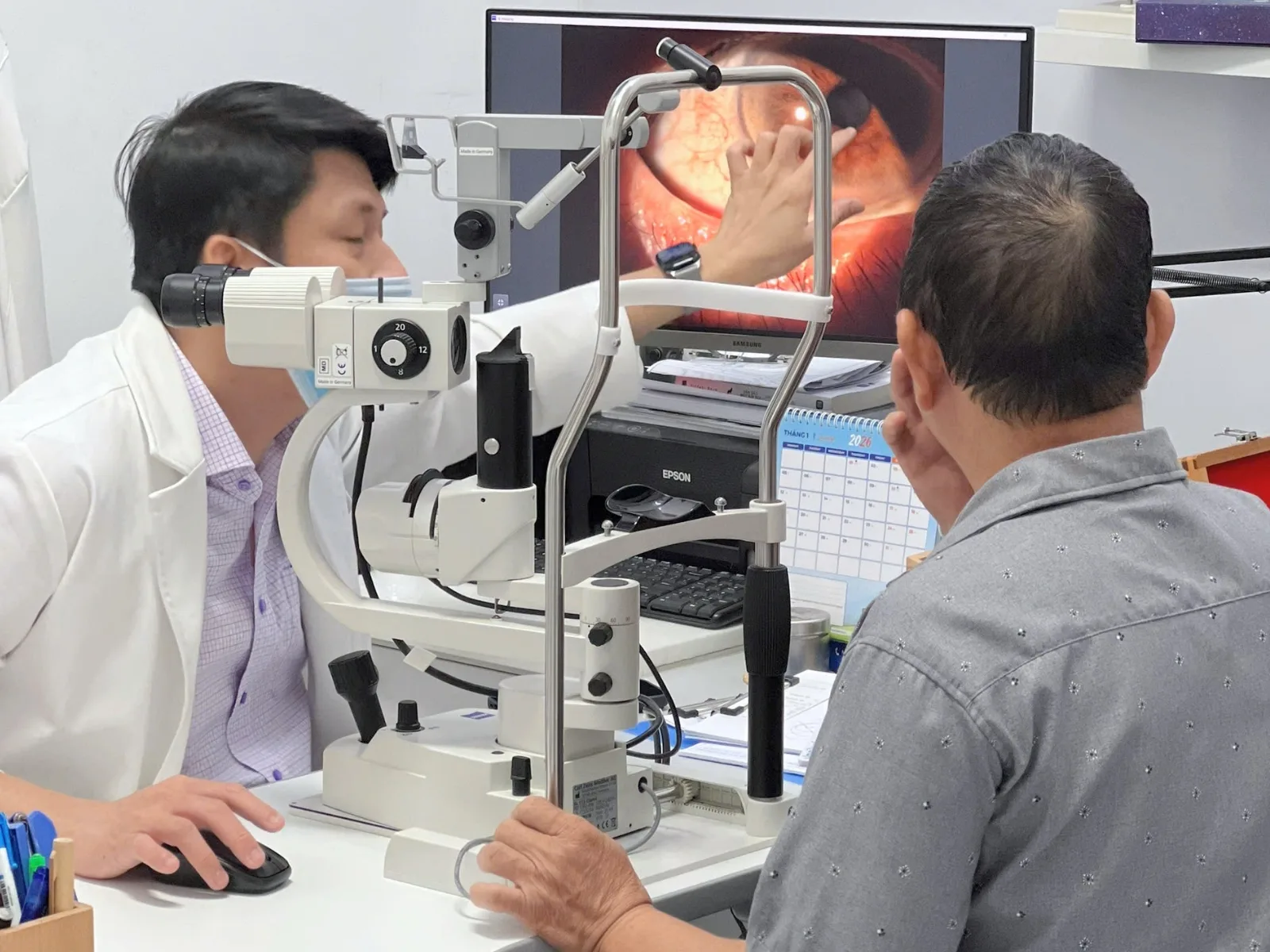Mắt cộm như có cát nguyên nhân và cách xử trí