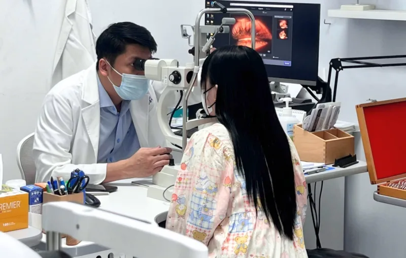 Khô mắt buổi sáng có liên quan viêm bờ mi không?