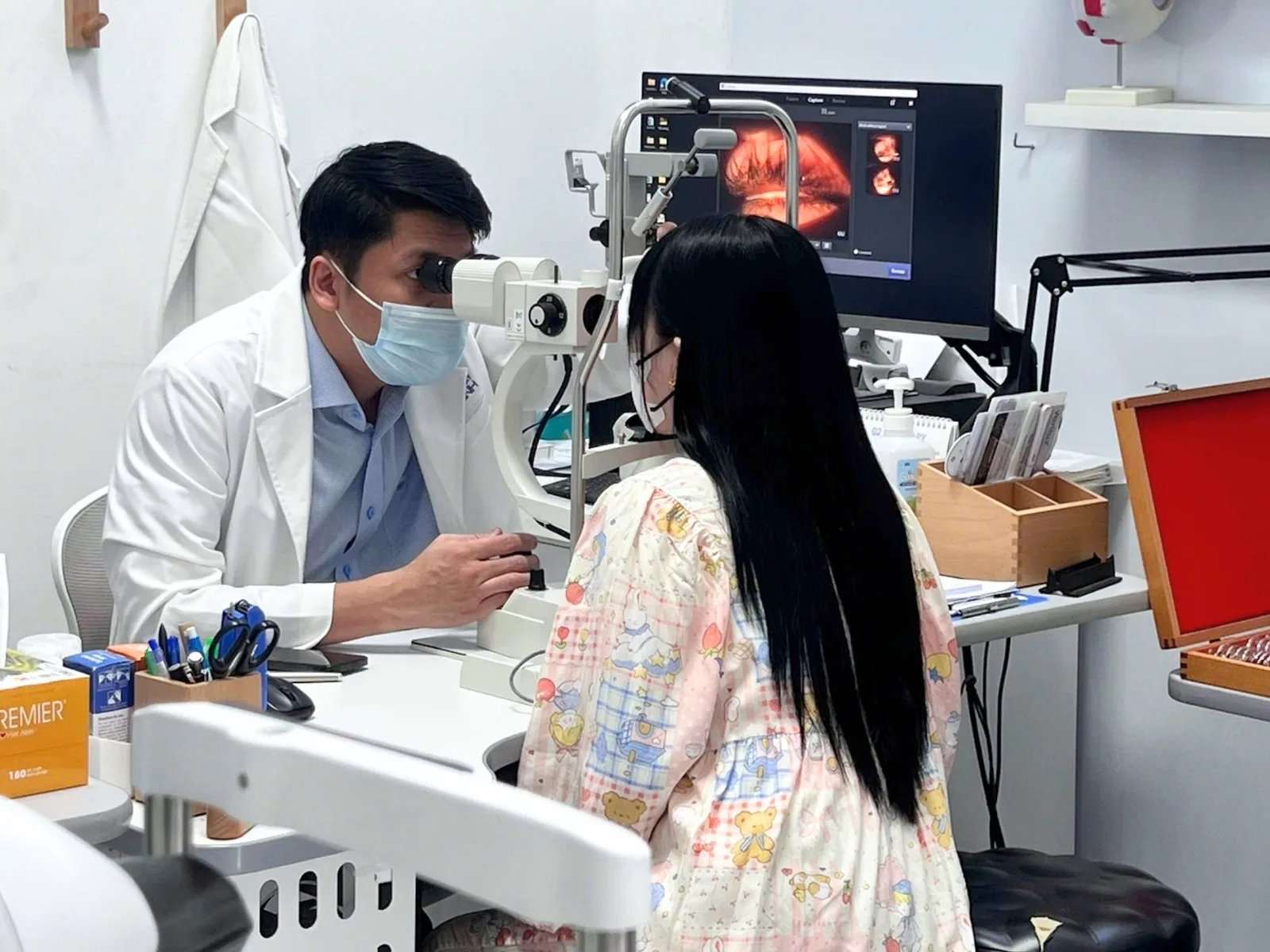 Khô mắt buổi sáng có liên quan viêm bờ mi không?