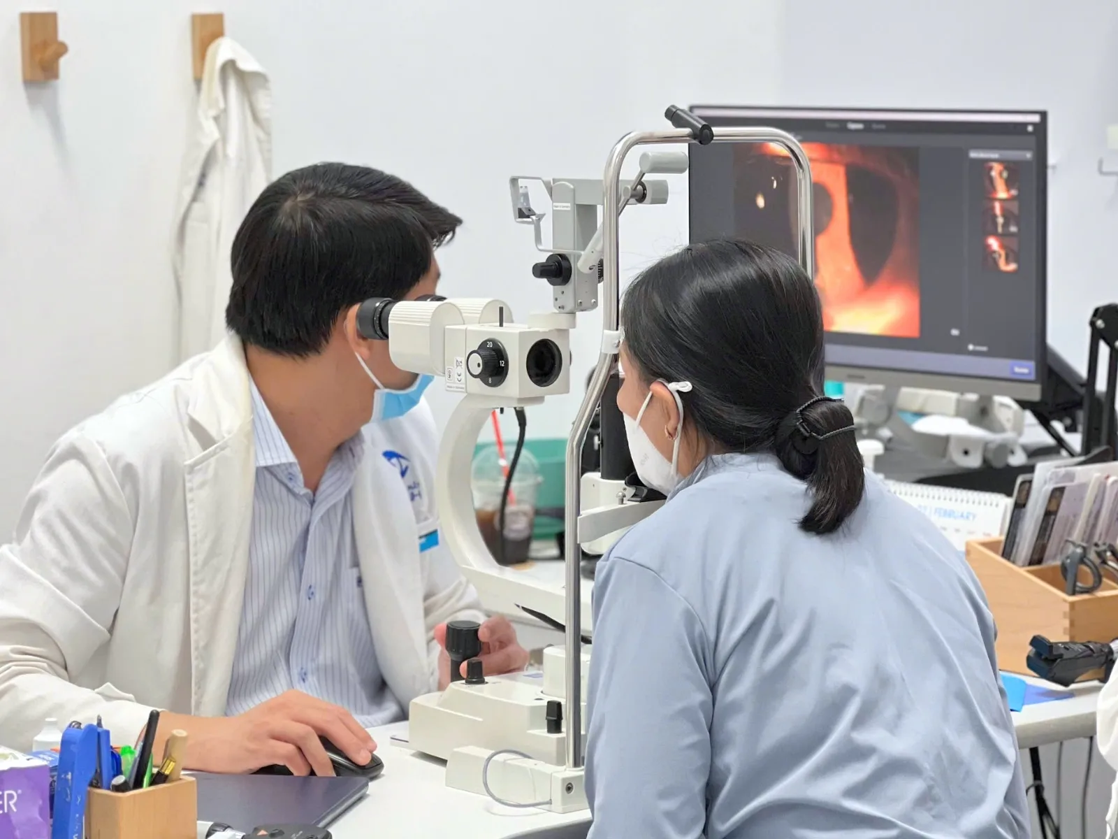 Mắt ngứa nhiều dị ứng hay viêm kết mạc?