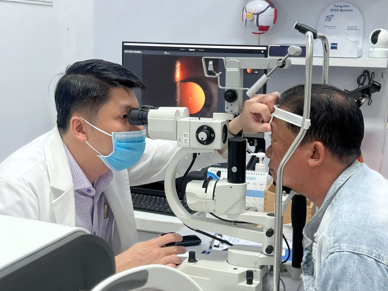 Mắt đỏ nhưng không đau có cần khám không?