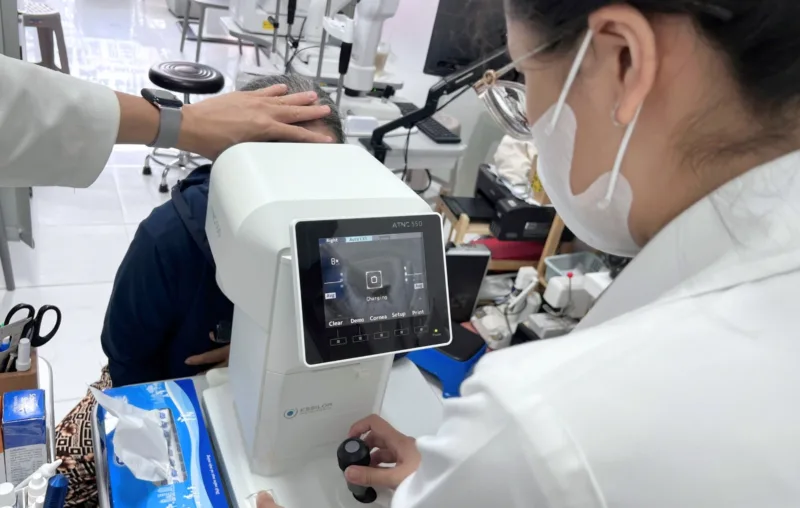 Đo nhãn áp cho người bệnh đau mắt nhức đầu