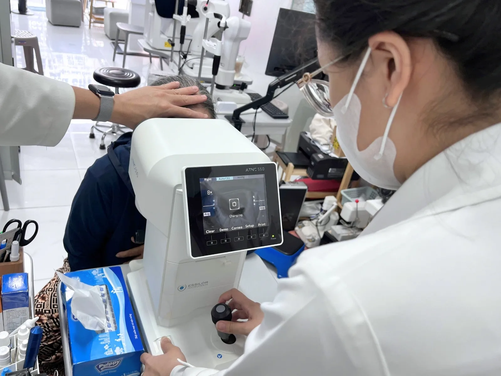 Đo nhãn áp cho người bệnh đau mắt nhức đầu