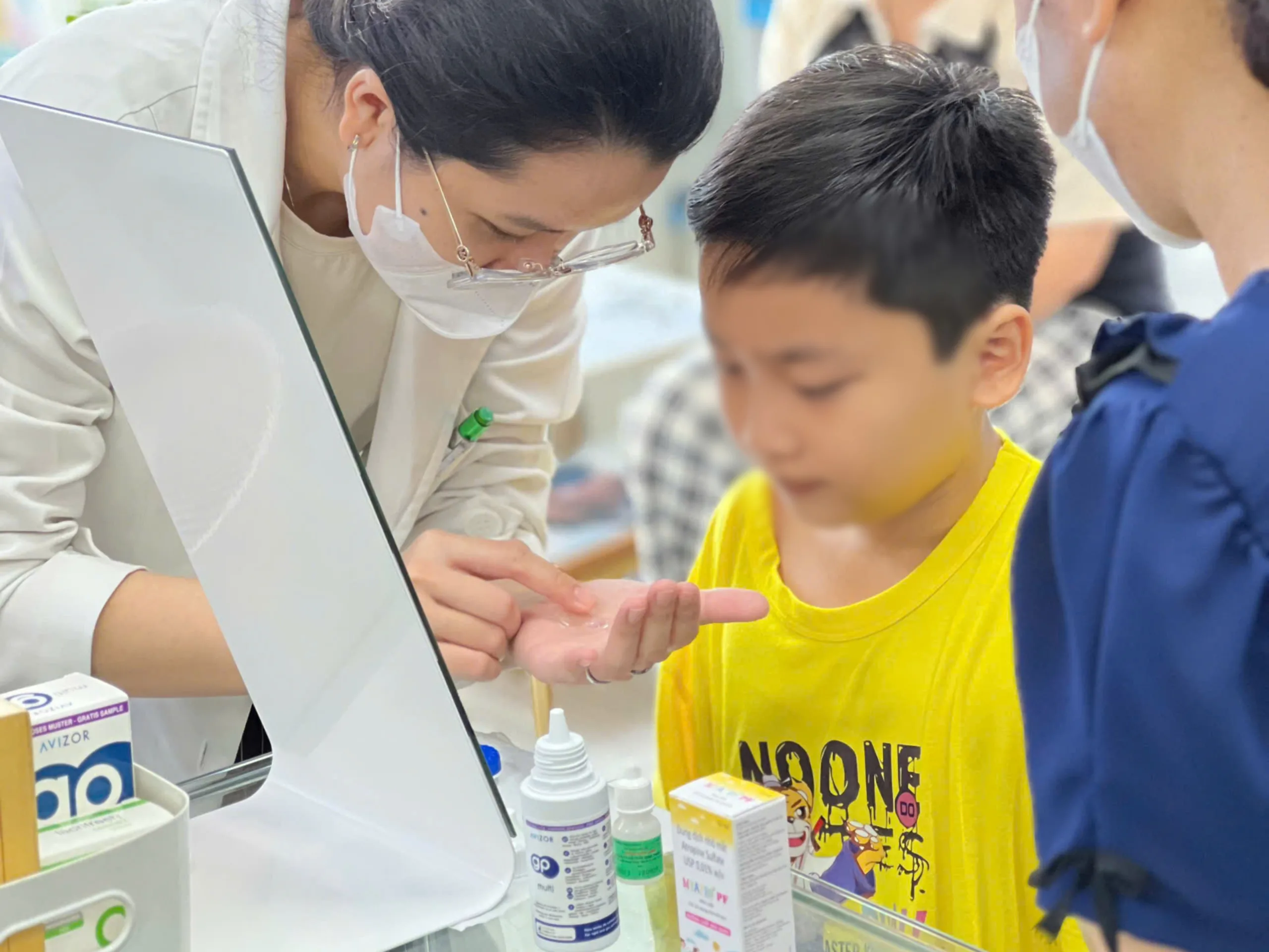 Hướng dẫn đeo tháo kính Ortho K tại Bến Tre
