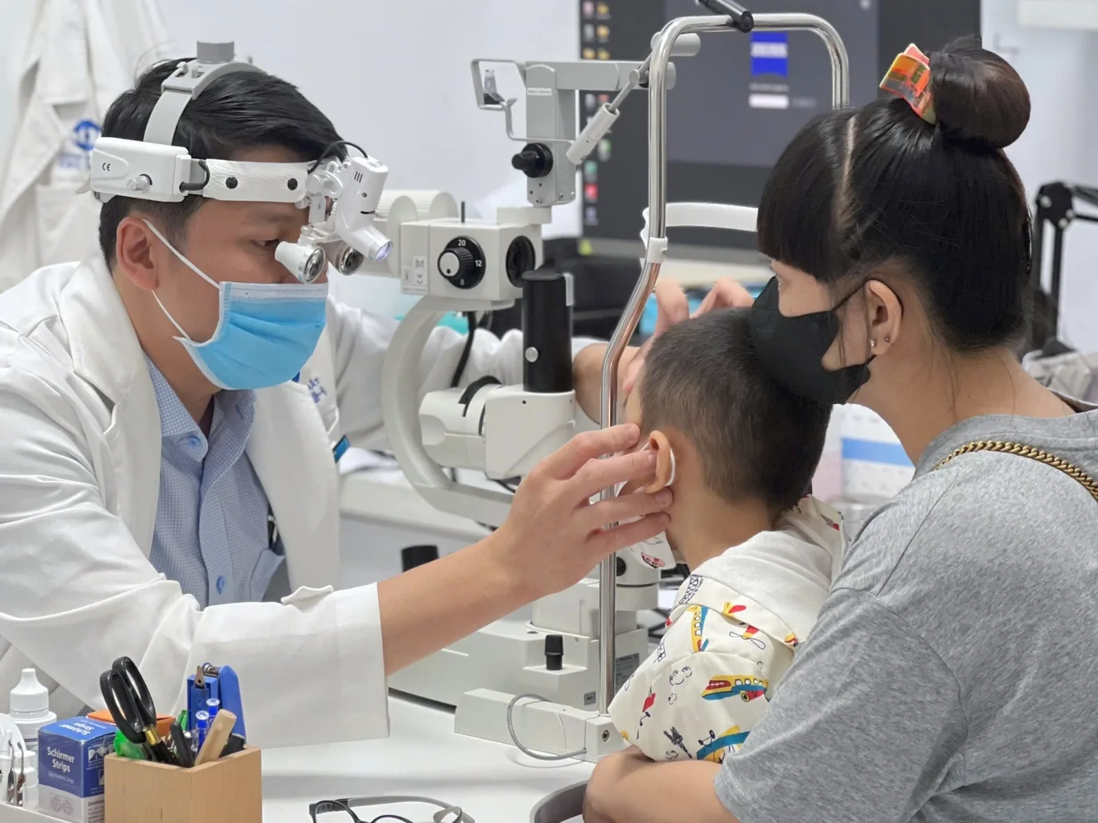 Khám mắt định kỳ