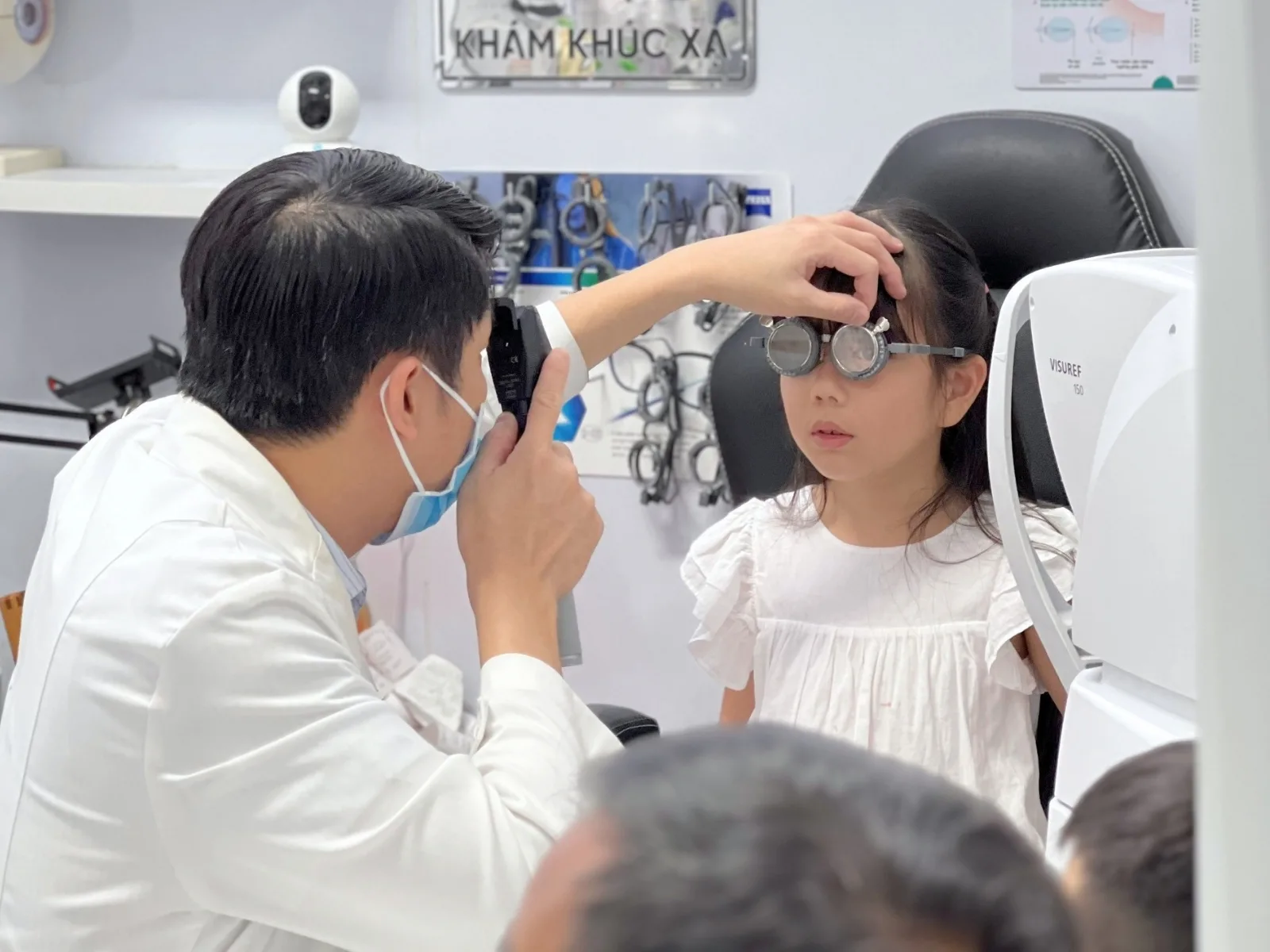 Đo thị lực trong khám mắt định kỳ