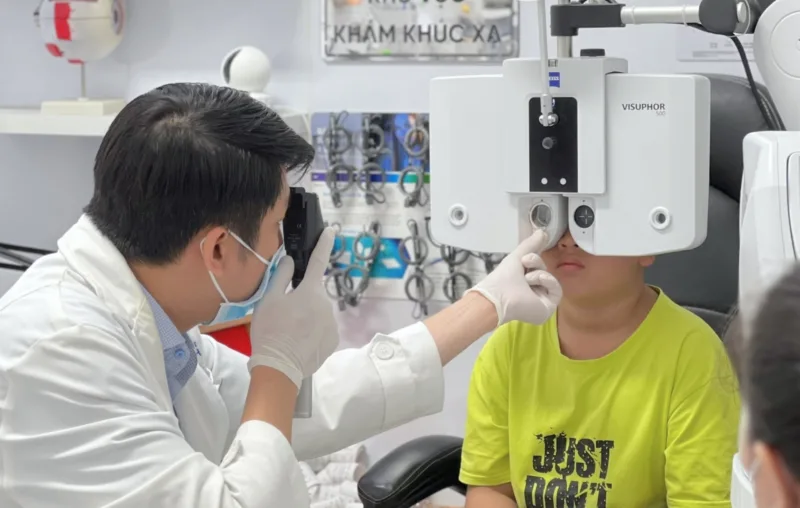 Trẻ đeo kính kiểm soát cận thị nhìn nghiêng mờ: có bình thường không?