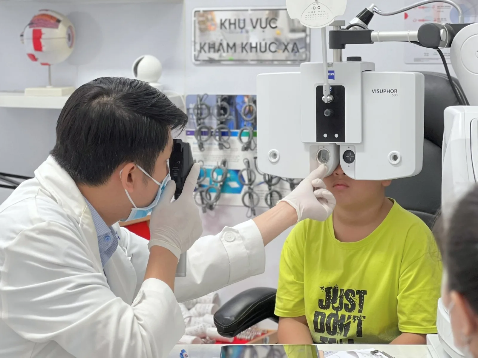 Trẻ đeo kính kiểm soát cận thị nhìn nghiêng mờ: có bình thường không?