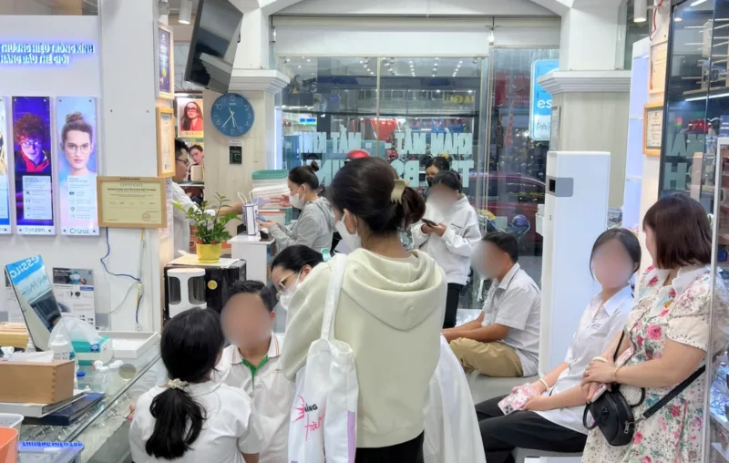 Phụ huynh cần theo dõi gì khi trẻ đeo kính kiểm soát cận thị?