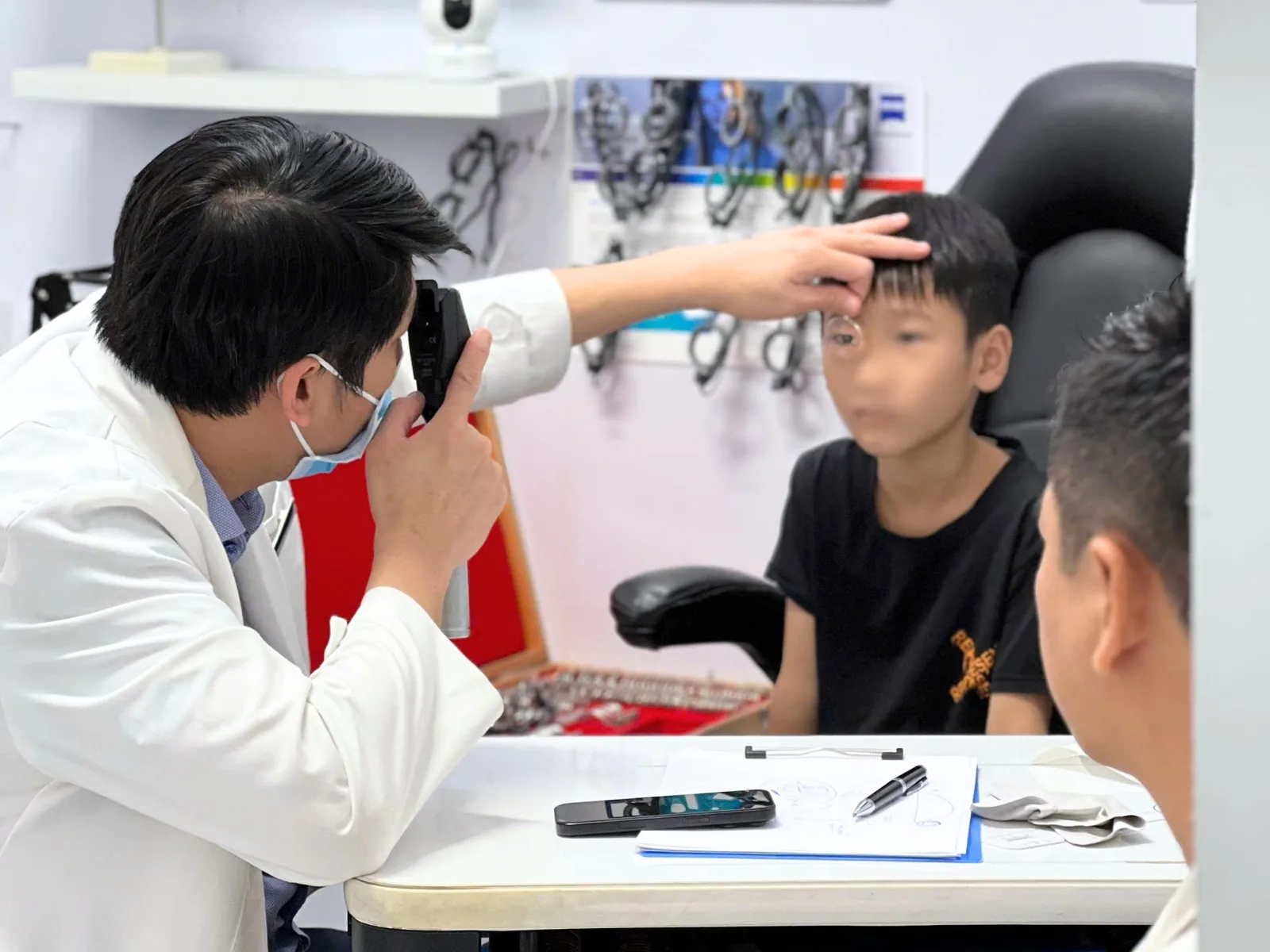 Khám mắt trẻ em tại phòng khám mắt Bến Tre