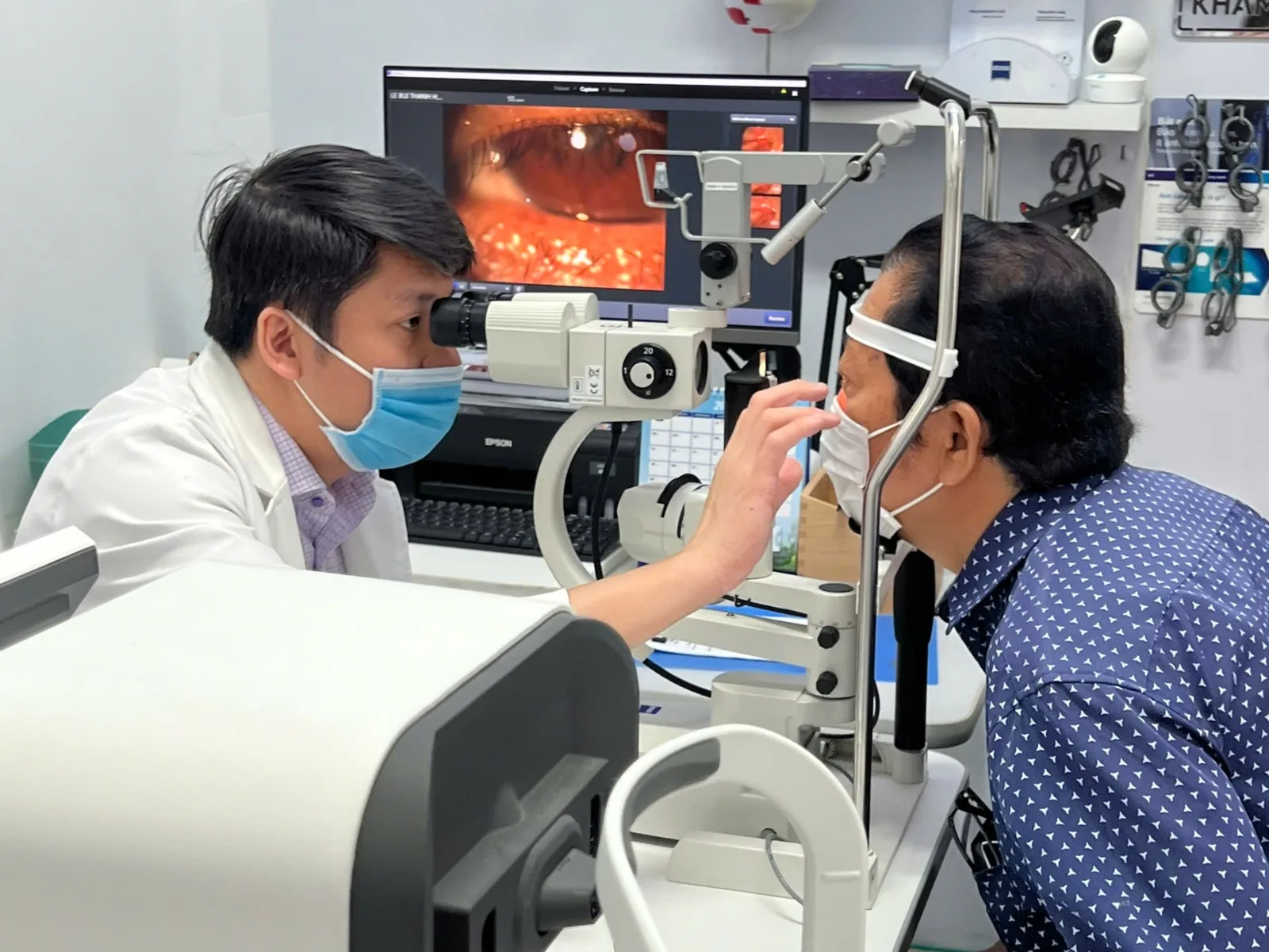 Bệnh nhân khám mắt vì nhìn mờ tại Phòng khám mắt BS Minh