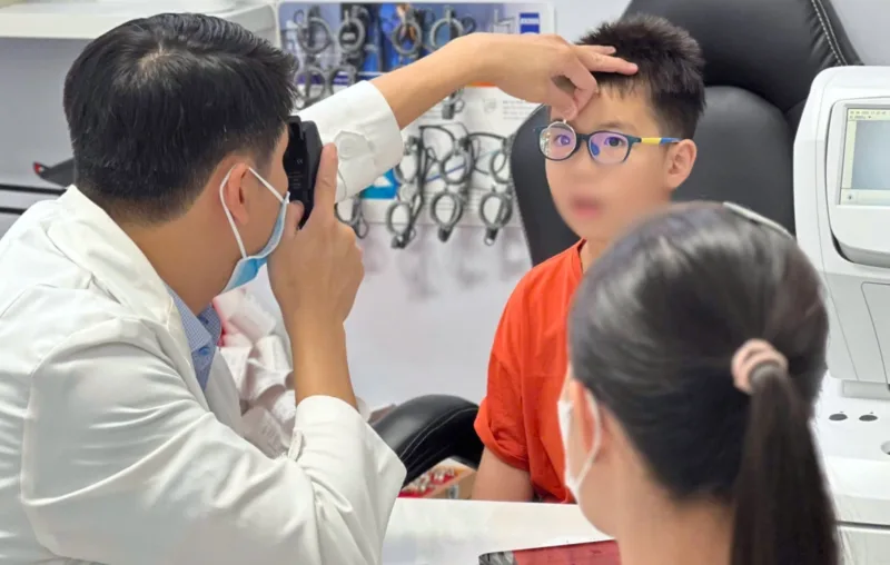 Soi đáy mắt kiểm tra nguyên nhân nhìn mờ đột ngột