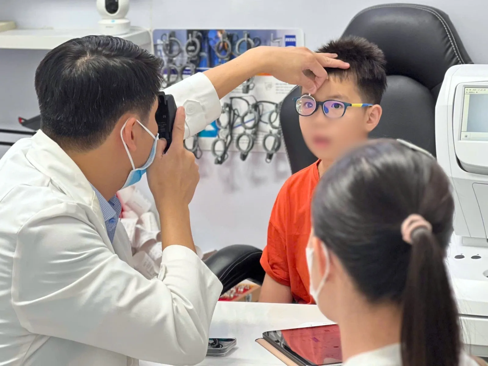 Soi đáy mắt kiểm tra nguyên nhân nhìn mờ đột ngột