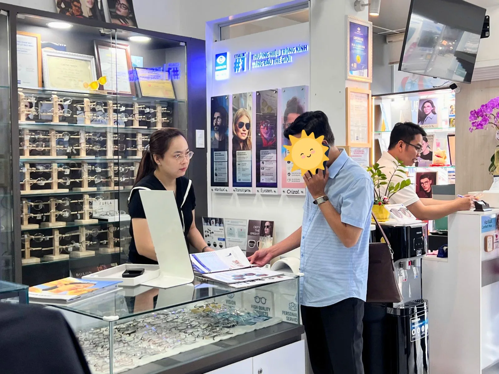 Chọn gọng phù hợp khi cắt kính cho người cận nặng giúp kính mỏng và nhẹ hơn