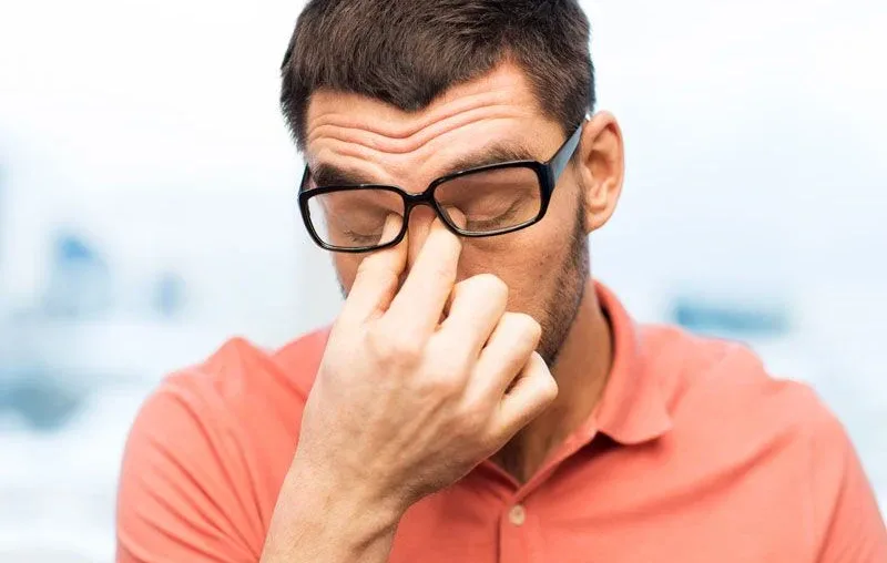 Vì sao mới đeo kính đa tròng dễ chóng mặt?