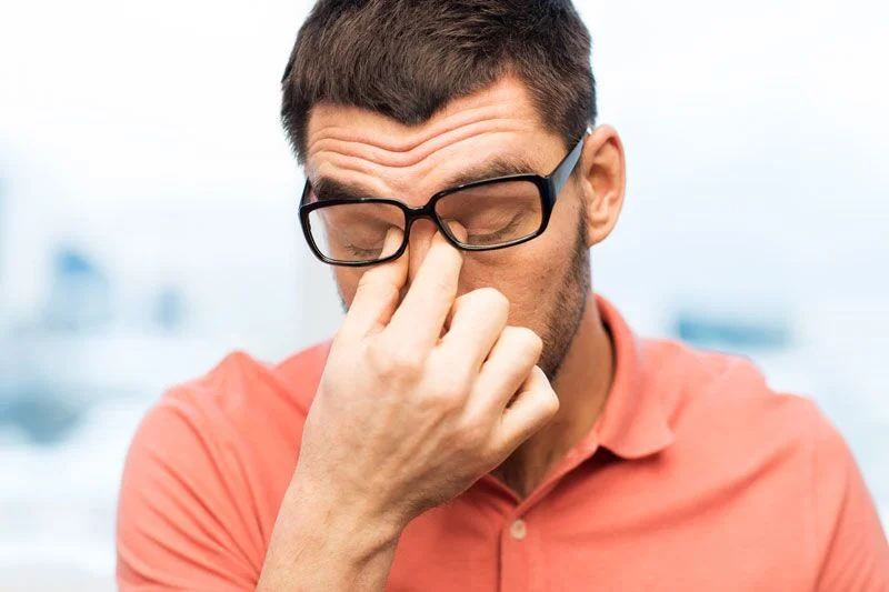 Vì sao mới đeo kính đa tròng dễ chóng mặt?
