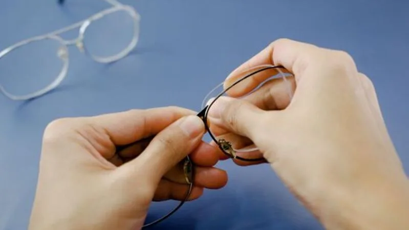 Bao lâu thay tròng kính? Mốc thời gian & dấu hiệu