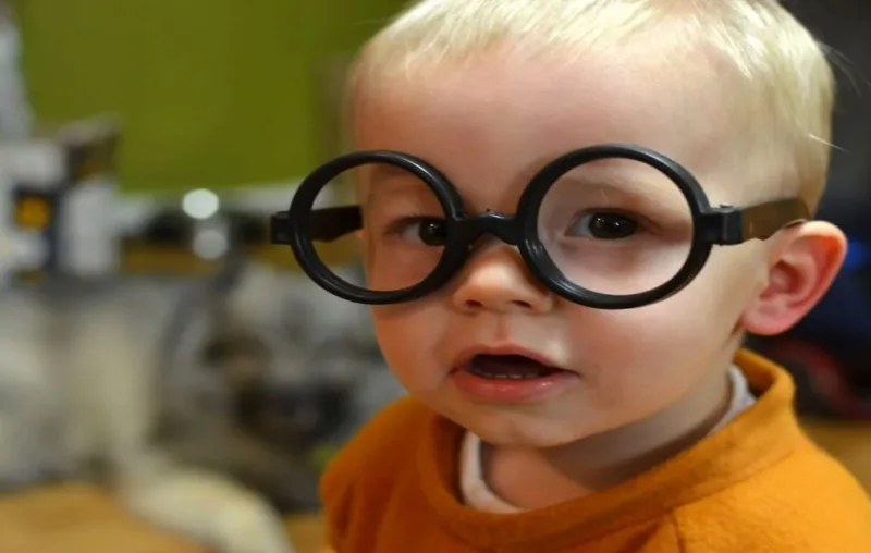 Mắt nhỏ đi do đeo kính cận có đúng không